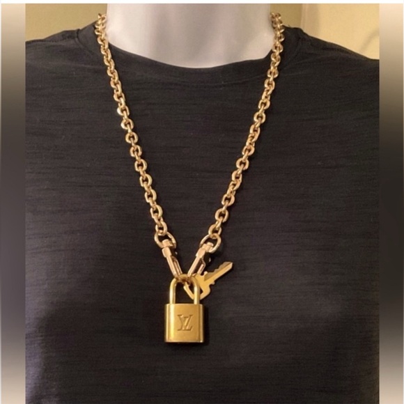 ✅ AUTHENTIC LOUIS VUITTON LOCK&KEY PENDANT - Picture 3 of 6